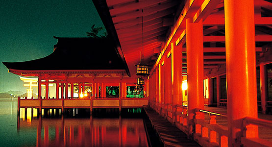 夜の厳島神社